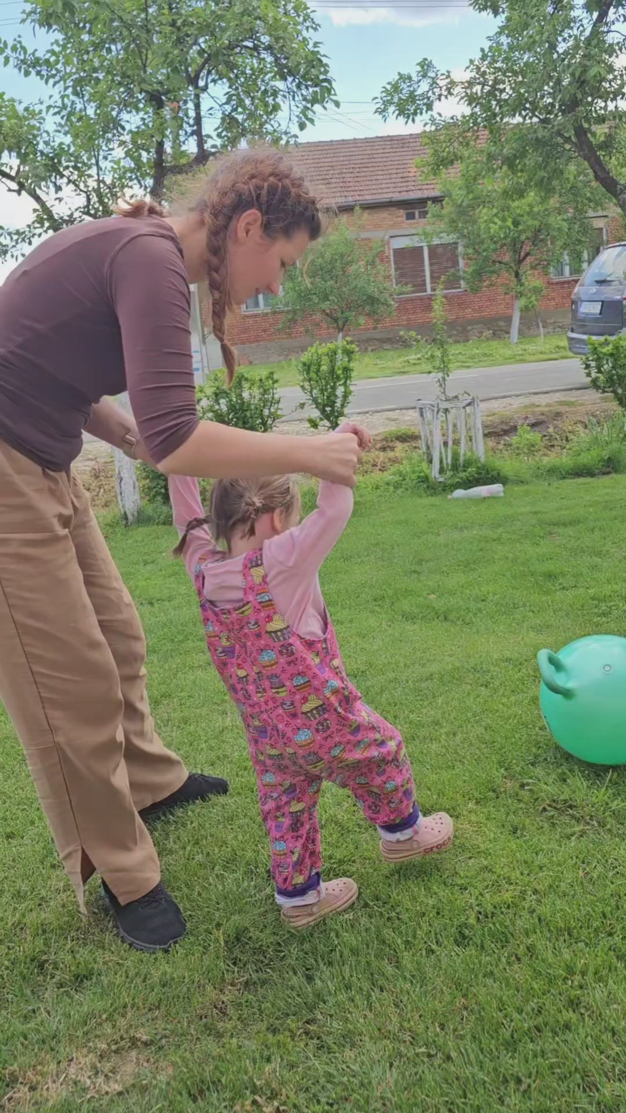 Încarcă clipul video: 